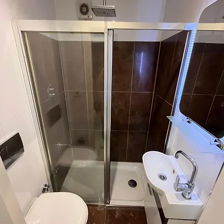 Apartment With Kitchen In The Center *